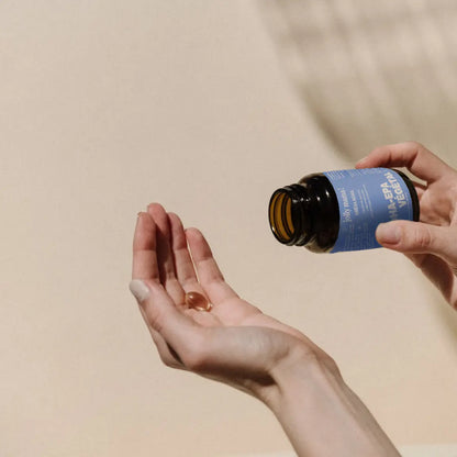 Capsule d’oméga‑3 tenue dans une main, source vegan de micro‑algues, sans odeur de poisson, fabriqué en France.