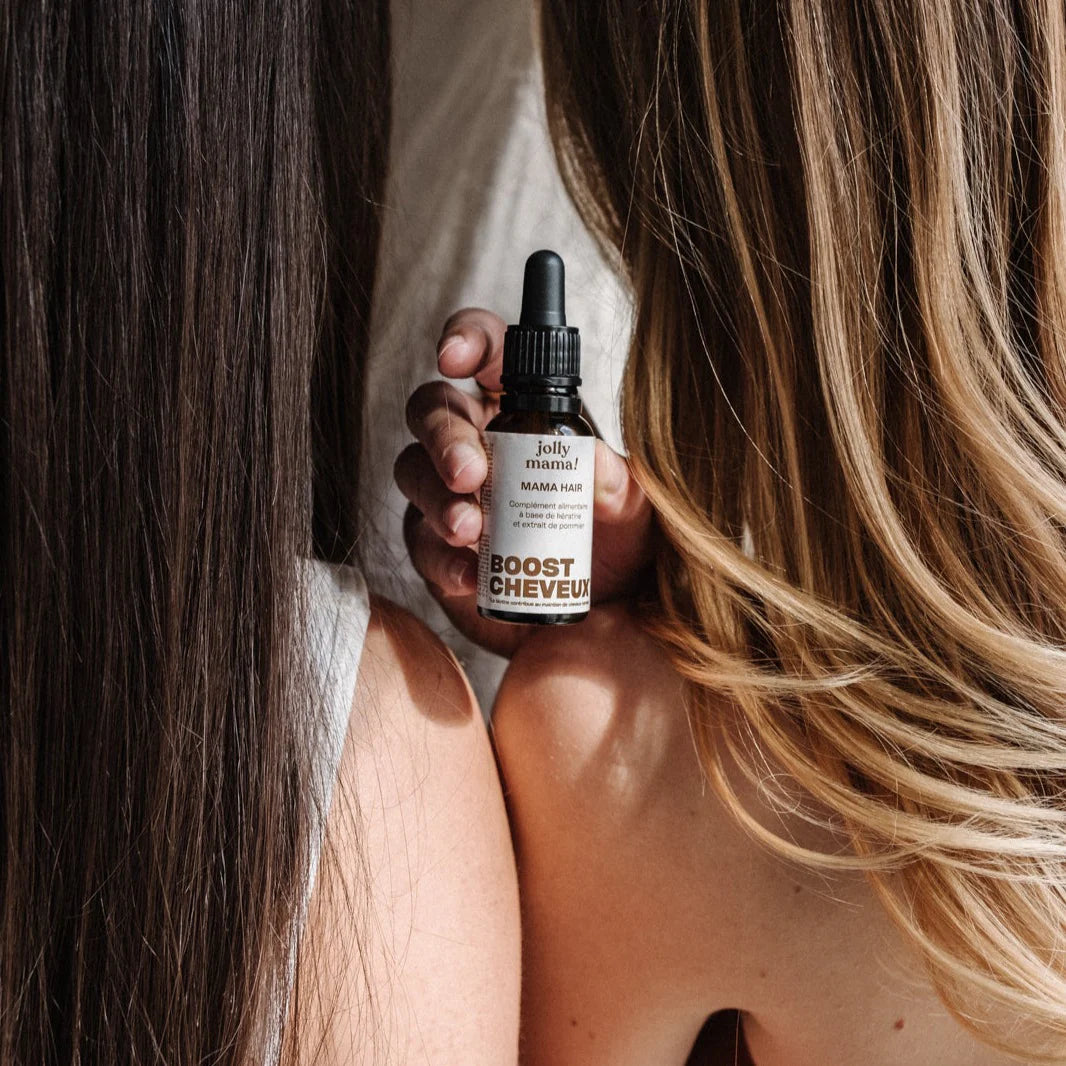 Jeune maman montrant sa chevelure après la cure Mama Hair; complément compatible grossesse/allaitement pour soutenir la fibre capillaire.
