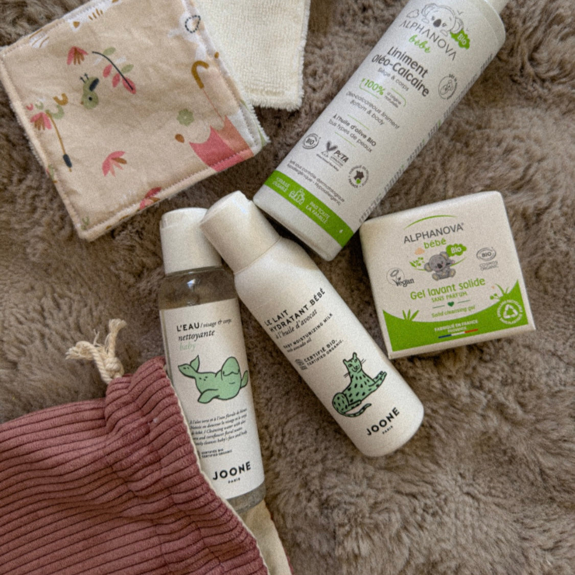 Présentation du pochon Bienfaits pour Maman avec les soins bébé, parfait pour un cadeau de naissance ou valise maternité