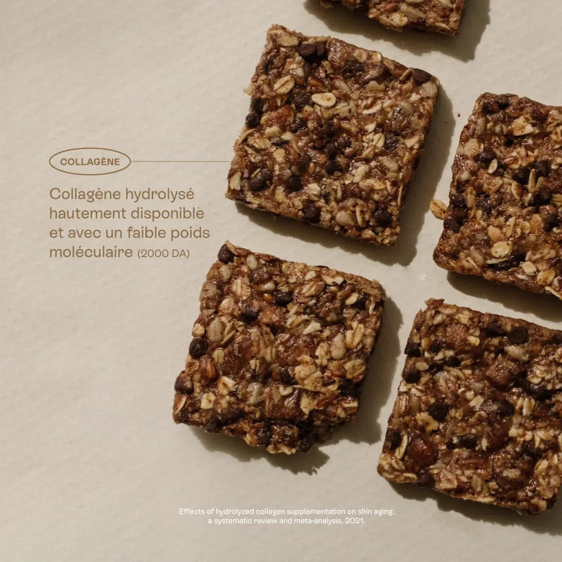 Gros plan sur les carrés du snack collagène Jolly Mama, préparés avec collagène hydrolysé et ingrédients naturels pour restaurer la peau et les cheveux.