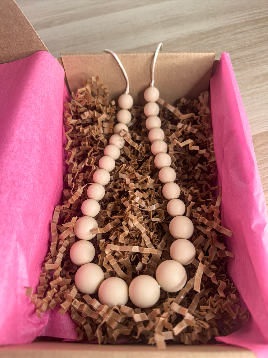 Collier d’allaitement épuré avec des perles beige en silicone alimentaire, parfait pour un style naturel et chic.