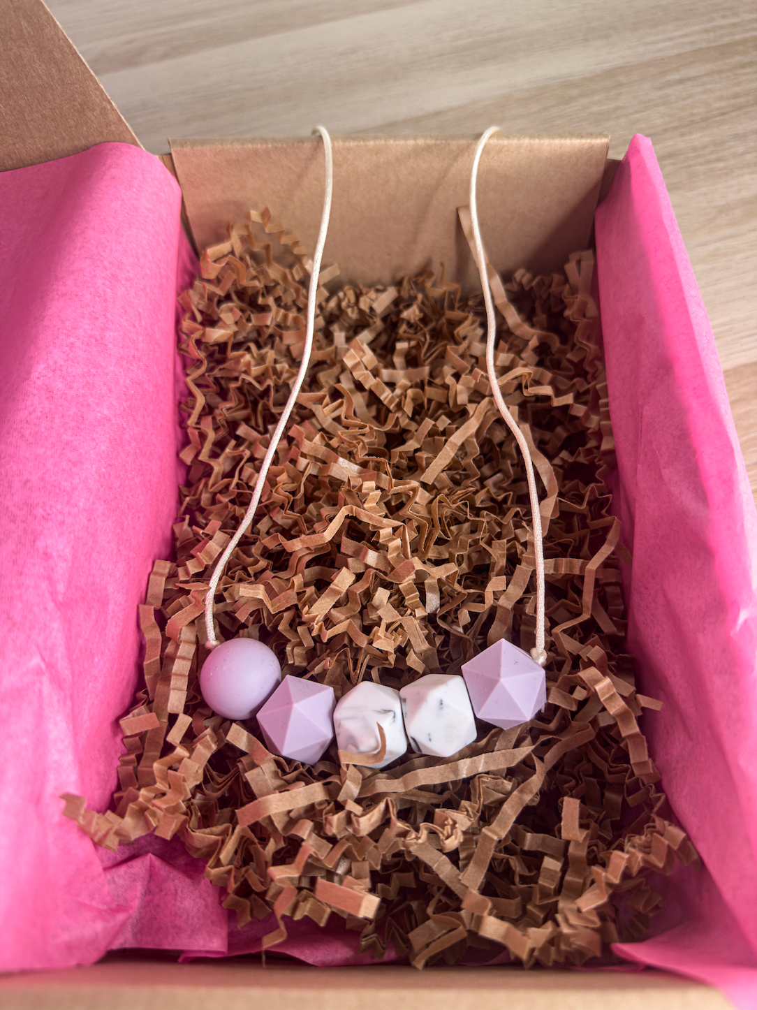 Collier d’allaitement pastel lilas avec des perles marbrées en silicone, élégant et apaisant.