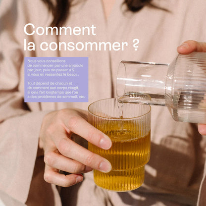 Main versant le nutri-shot Mama Dreams dans un verre d’eau, montrant comment consommer ce complément sommeil naturel avant le coucher.