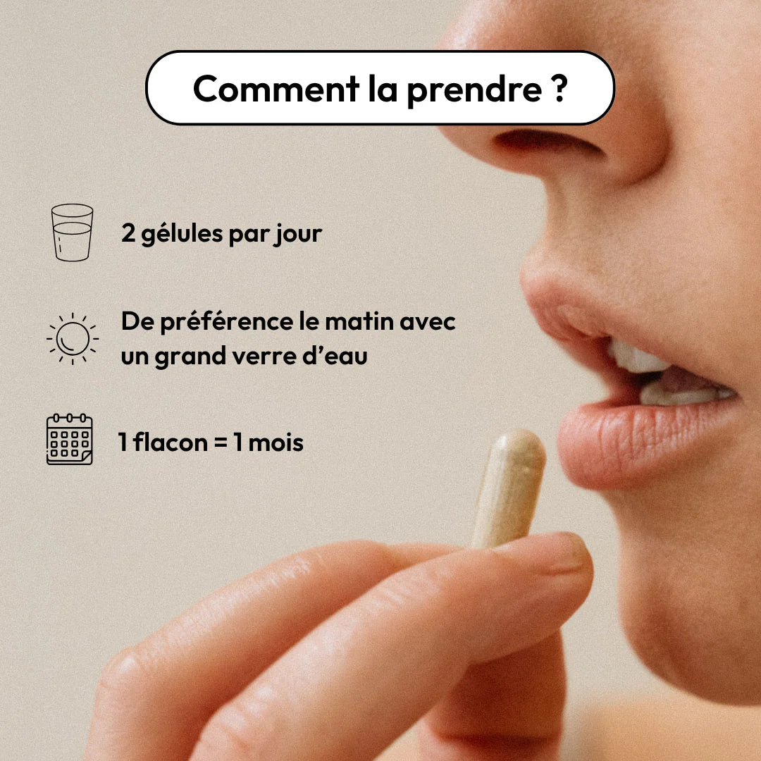 Femme qui prend une gélule No Blues avec de l’eau, 2 gélules le matin pour une cure de 30 jours.
