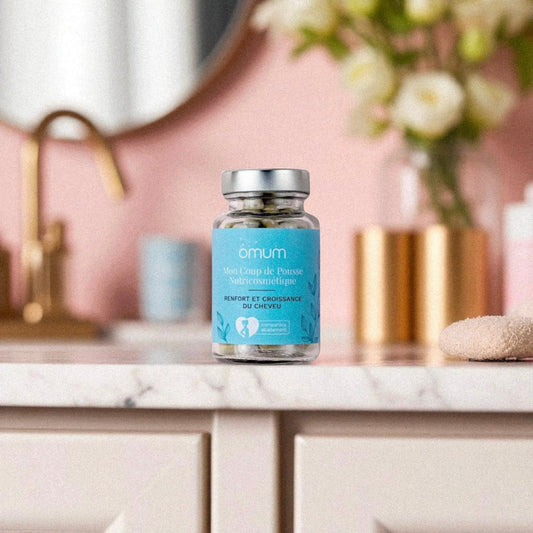 Pilulier du complément alimentaire cheveux Omum Mon Coup de Pousse Nutricosmétique – stimule la pousse et renforce la fibre capillaire.