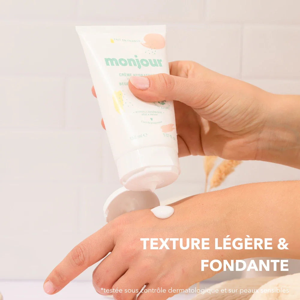 Main pressant la crème hydratante Monjour, texture légère et non collante pour bébés et enfants