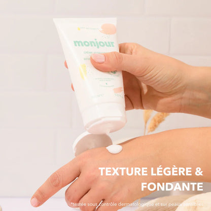 Main pressant la crème hydratante Monjour, texture légère et non collante pour bébés et enfants