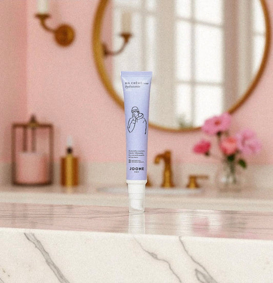 Crème de jour hydratante bio Joone pour adolescents – soin visage clean, non comédogène, qui hydrate, apaise et protège les peaux jeunes sensibles et mixtes.