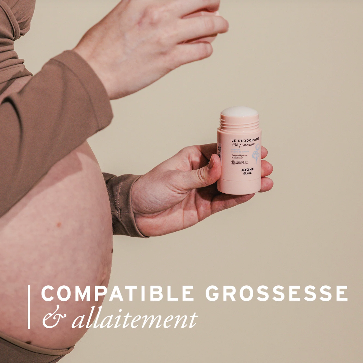 Gros plan du déodorant bio Joone Fleur de Coton tenu dans la main, compatible grossesse et allaitement.