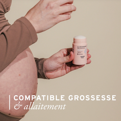 Gros plan du déodorant bio Joone Fleur de Coton tenu dans la main, compatible grossesse et allaitement.