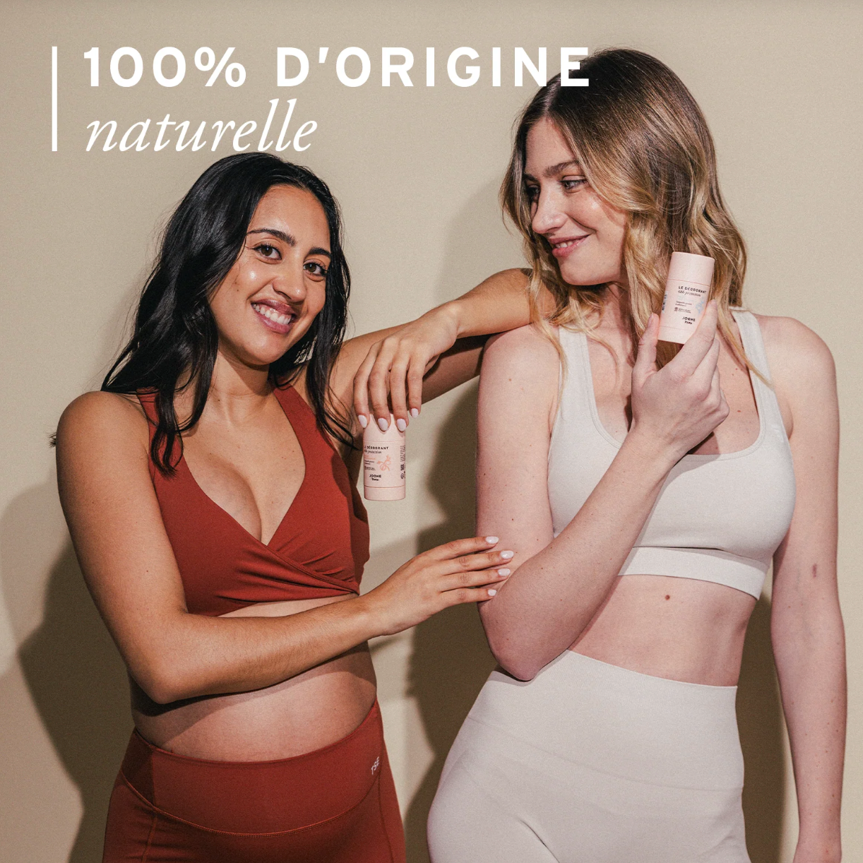 Deux femmes, dont une enceinte, utilisant le déodorant Joone Fleur de Coton 100% naturel.
