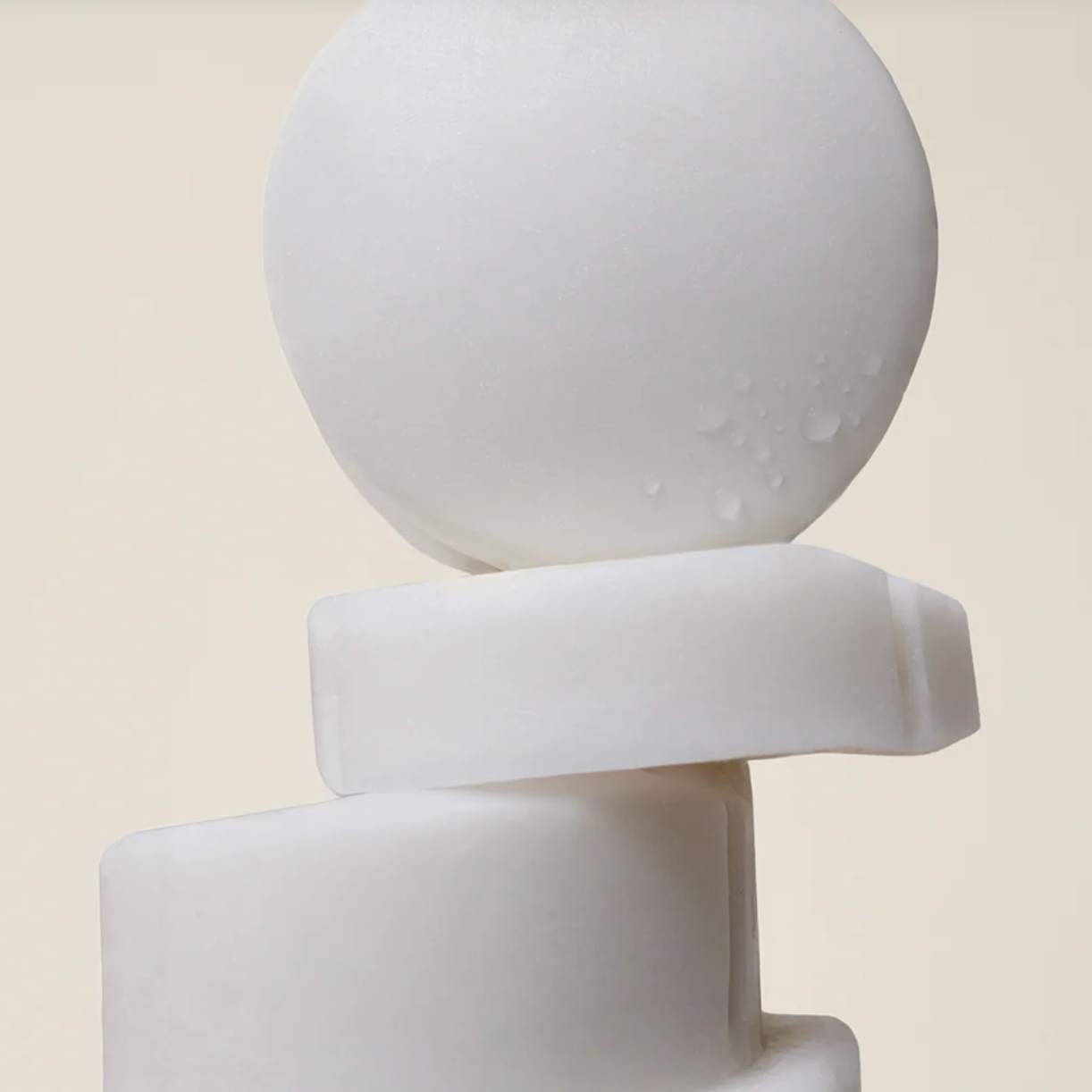 Déodorant bio Joone Fleur de Coton présenté en mise en scène artistique minimaliste.