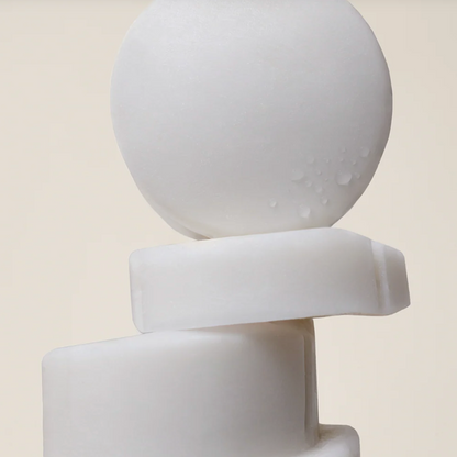 Déodorant bio Joone Fleur de Coton présenté en mise en scène artistique minimaliste.