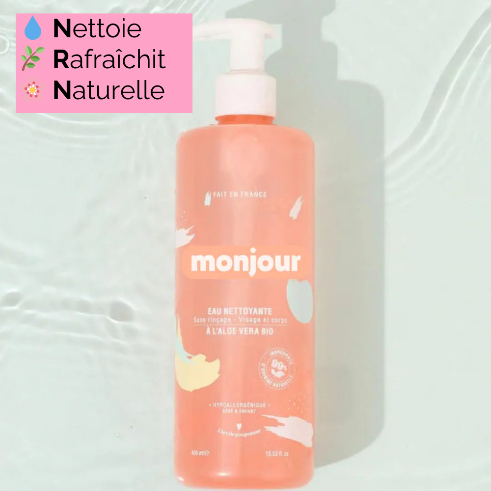 Eau nettoyante Monjour sur fond d'eau avec des éléments graphiques indiquant ses bienfaits : nettoie, rafraîchit et formule naturelle.