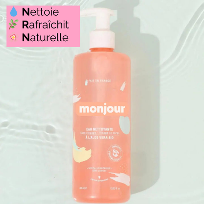 Eau nettoyante Monjour sur fond d'eau avec des éléments graphiques indiquant ses bienfaits : nettoie, rafraîchit et formule naturelle.