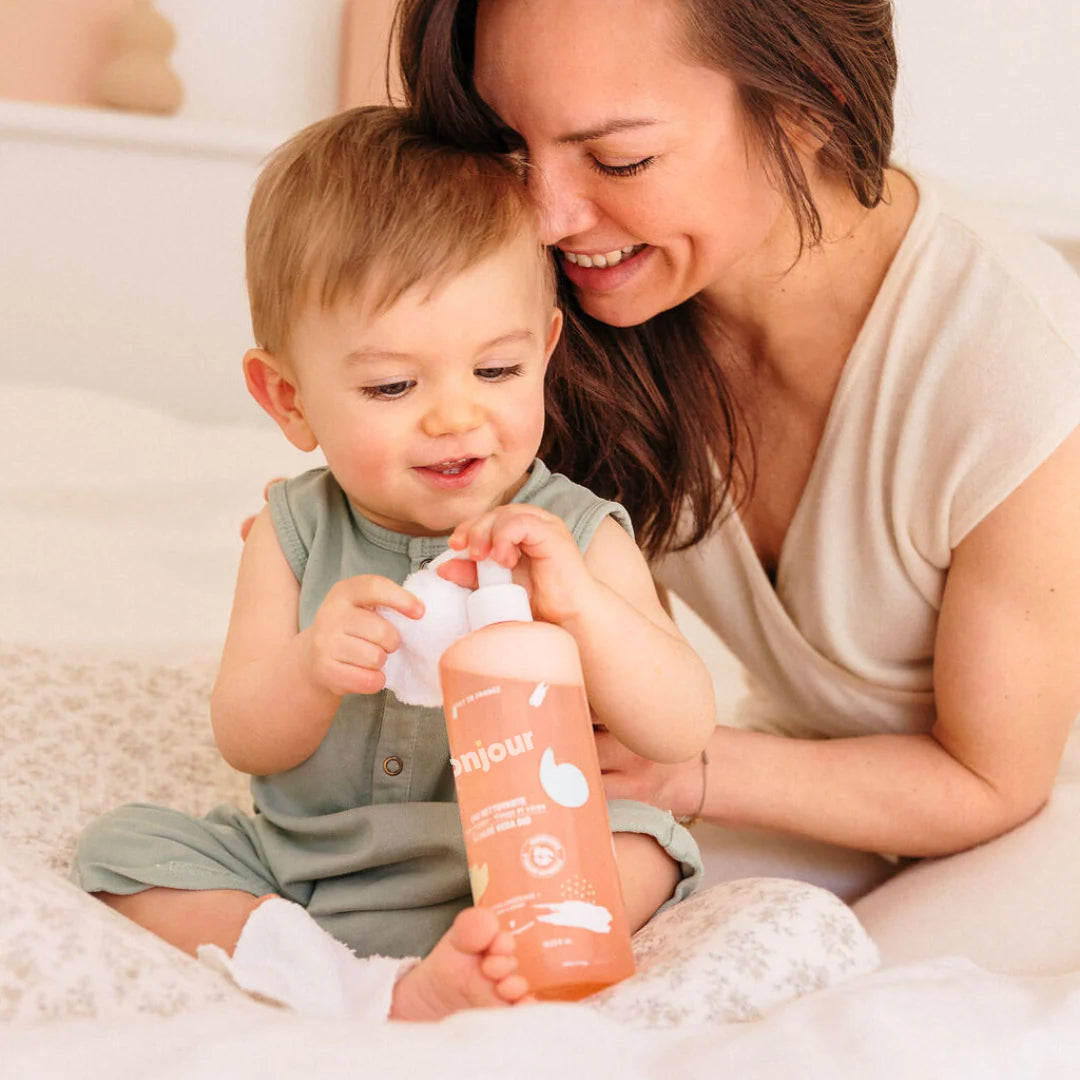 Maman et bébé utilisant l’eau nettoyante Monjour ensemble, produit doux et hypoallergénique dès la naissance
