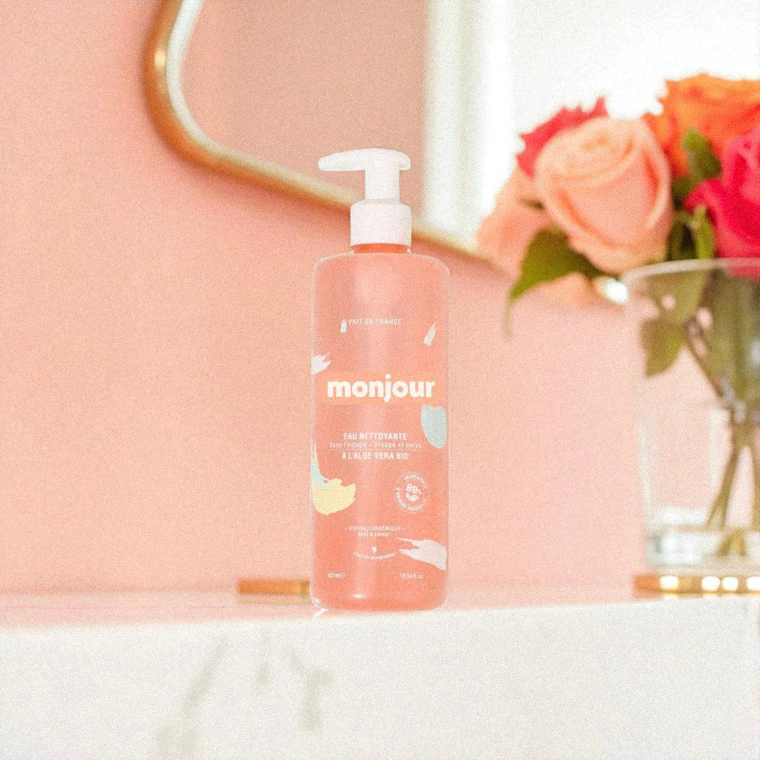 Flacon pompe d’eau nettoyante Monjour posé sur un lavabo en marbre, soin doux et naturel pour bébé et enfant