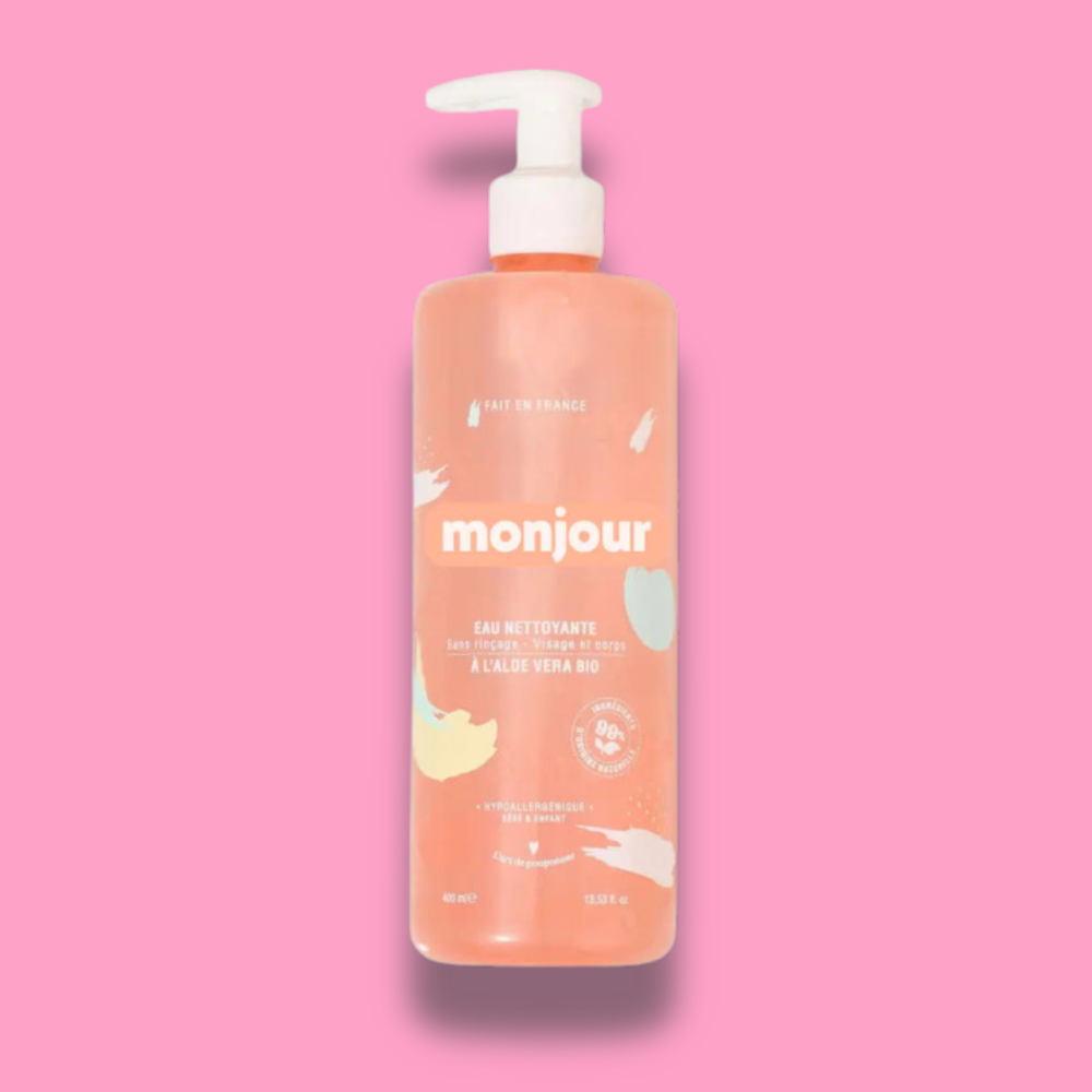 Flacon d'eau nettoyante Monjour sur fond rose, formulée à l'Aloe Vera bio, adaptée à la peau sensible des bébés.