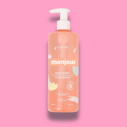 Flacon d'eau nettoyante Monjour sur fond rose, formulée à l'Aloe Vera bio, adaptée à la peau sensible des bébés.