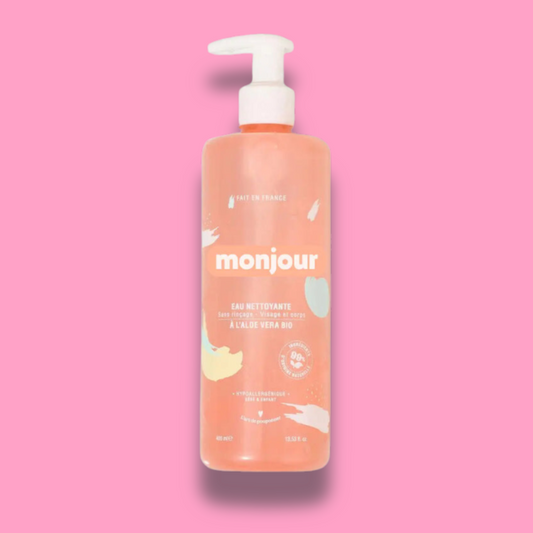 Flacon d'eau nettoyante Monjour sur fond rose, formulée à l'Aloe Vera bio, adaptée à la peau sensible des bébés.