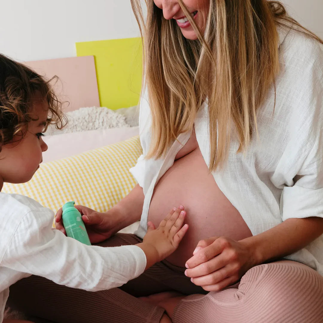 la gelée d'huile monjour pévient les vergetures et hydrate maman et bébé en profondeur
