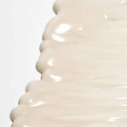 Gros plan sur la texture fluide du soin anti-imperfections Novexpert