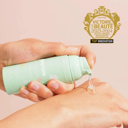 Application de la Gelée d’Huile de Massage Monjour sur la peau d’une femme enceinte ou jeune maman, produit naturel primé