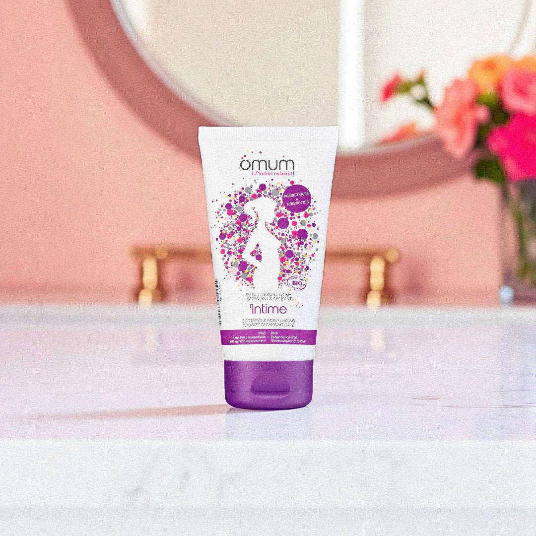 Tube du gel intime Omum posé sur une surface claire, soin naturel certifié bio pour hydrater et protéger la flore vaginale.