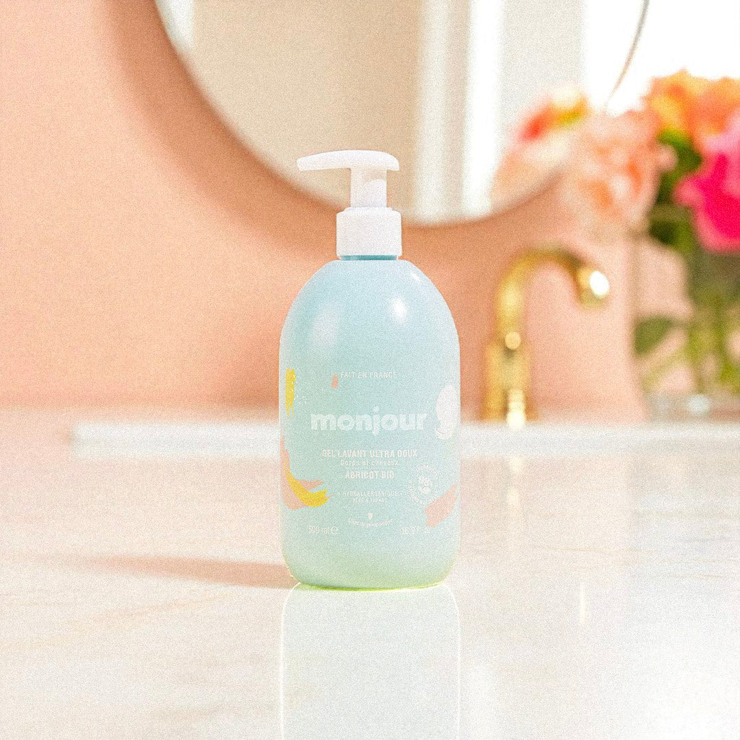 Flacon de gel lavant Monjour 500 ml posé sur un lavabo, soin doux et naturel pour bébés et enfants.