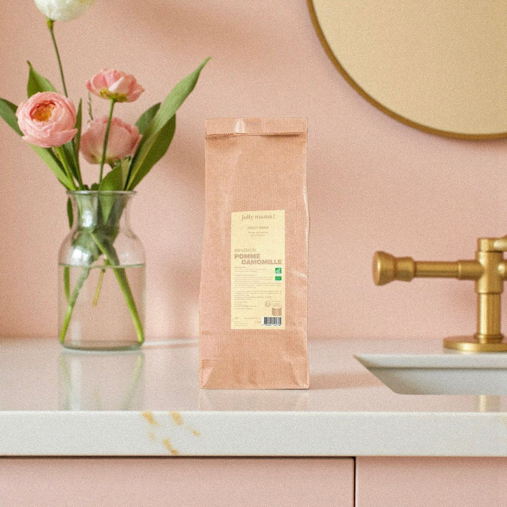 Sachet d’infusion Sweet Mama avec camomille et morceaux de pomme bio, boisson relaxante compatible grossesse et allaitement.