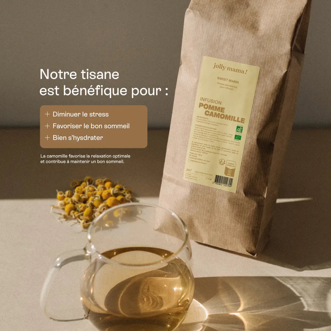 Future maman tenant une tasse d’infusion camomille-pomme Sweet Mama, tisane apaisante pour favoriser la relaxation et le sommeil.