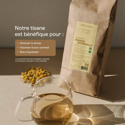 Future maman tenant une tasse d’infusion camomille-pomme Sweet Mama, tisane apaisante pour favoriser la relaxation et le sommeil.