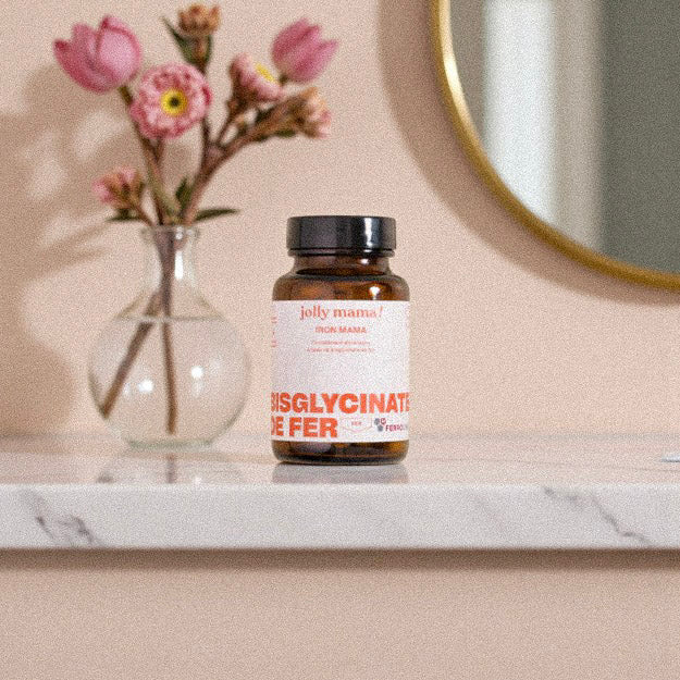  prise facile ALT: Femme avalant une gélule de fer bisglycinate Ferrochel, 14 mg par capsule, avec un verre d’eau.