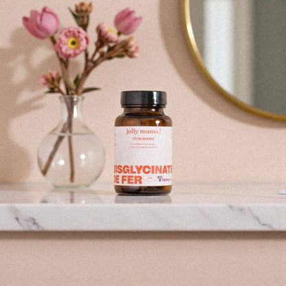  prise facile ALT: Femme avalant une gélule de fer bisglycinate Ferrochel, 14 mg par capsule, avec un verre d’eau.