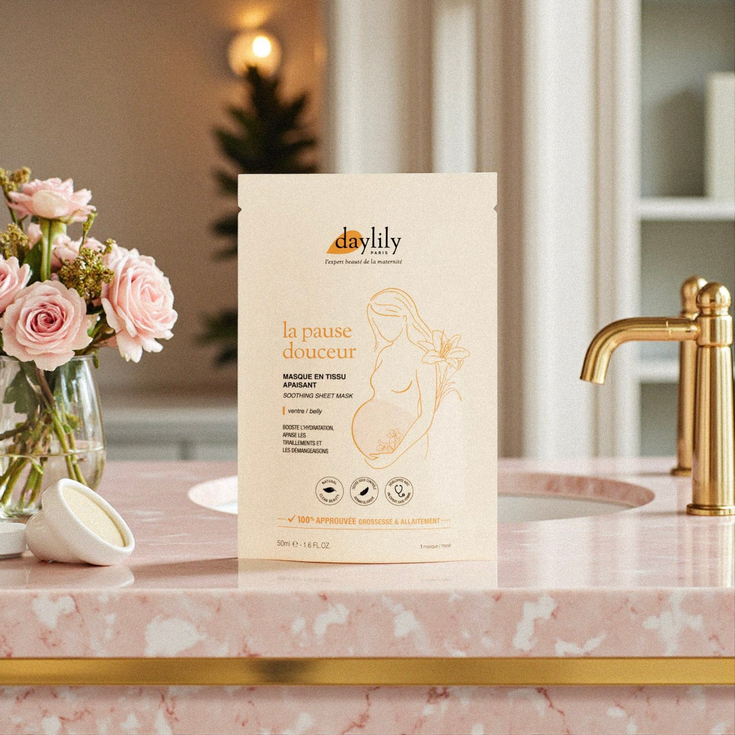 Masque ventre grossesse La Pause Douceur Daylily sur plan de salle de bain – soin hydratant anti-vergetures compatible grossesse