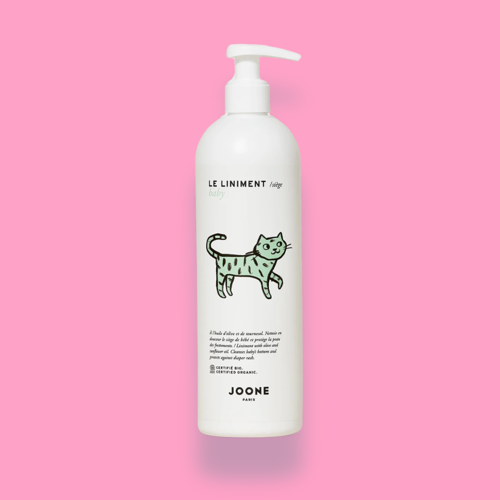 Flacon de liniment de JOONE avec un design mignon de chat, sur fond beige. Contient 400 ml de produit bio destiné au nettoyage doux des nourrissons