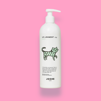 Flacon de liniment de JOONE avec un design mignon de chat, sur fond beige. Contient 400 ml de produit bio destiné au nettoyage doux des nourrissons