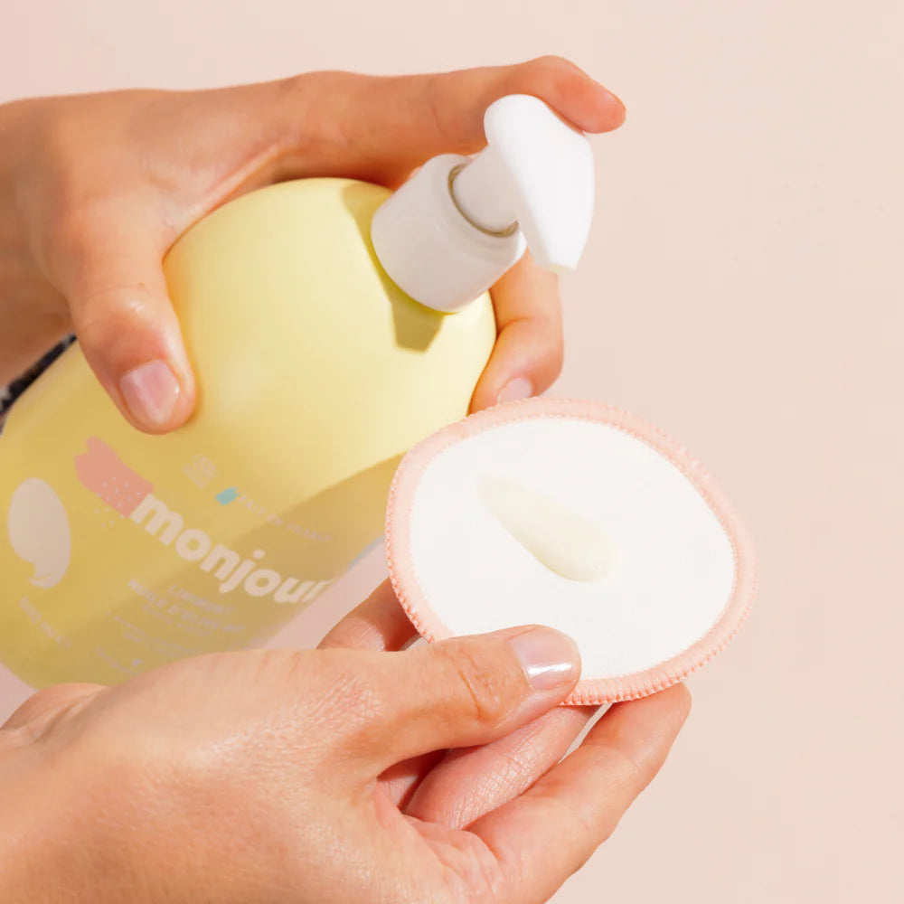 Parent utilisant le Liniment Oléo-Calcaire Monjour avec sa pompe doseuse pratique pour le change de bébé