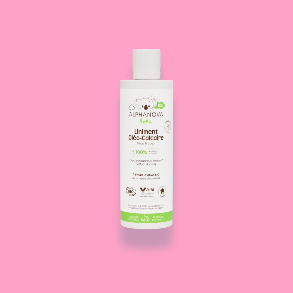 flacon de liniment oléo-calcaire Alphanova pour bébé avec son bouchon de distribution. Ce produit bio est destiné à nettoyer et protéger la peau délicate de bébé, adapté à tous les types de peau.

