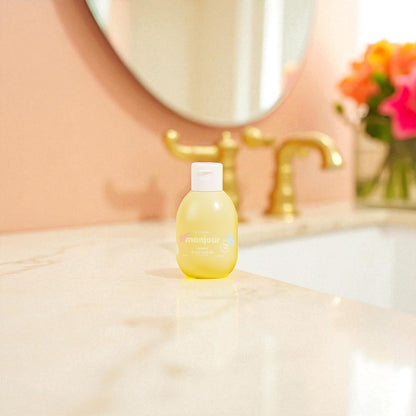 Flacon jaune de Liniment Oléo-Calcaire Monjour posé sur un lavabo, soin bio nettoyant et protecteur pour bébé