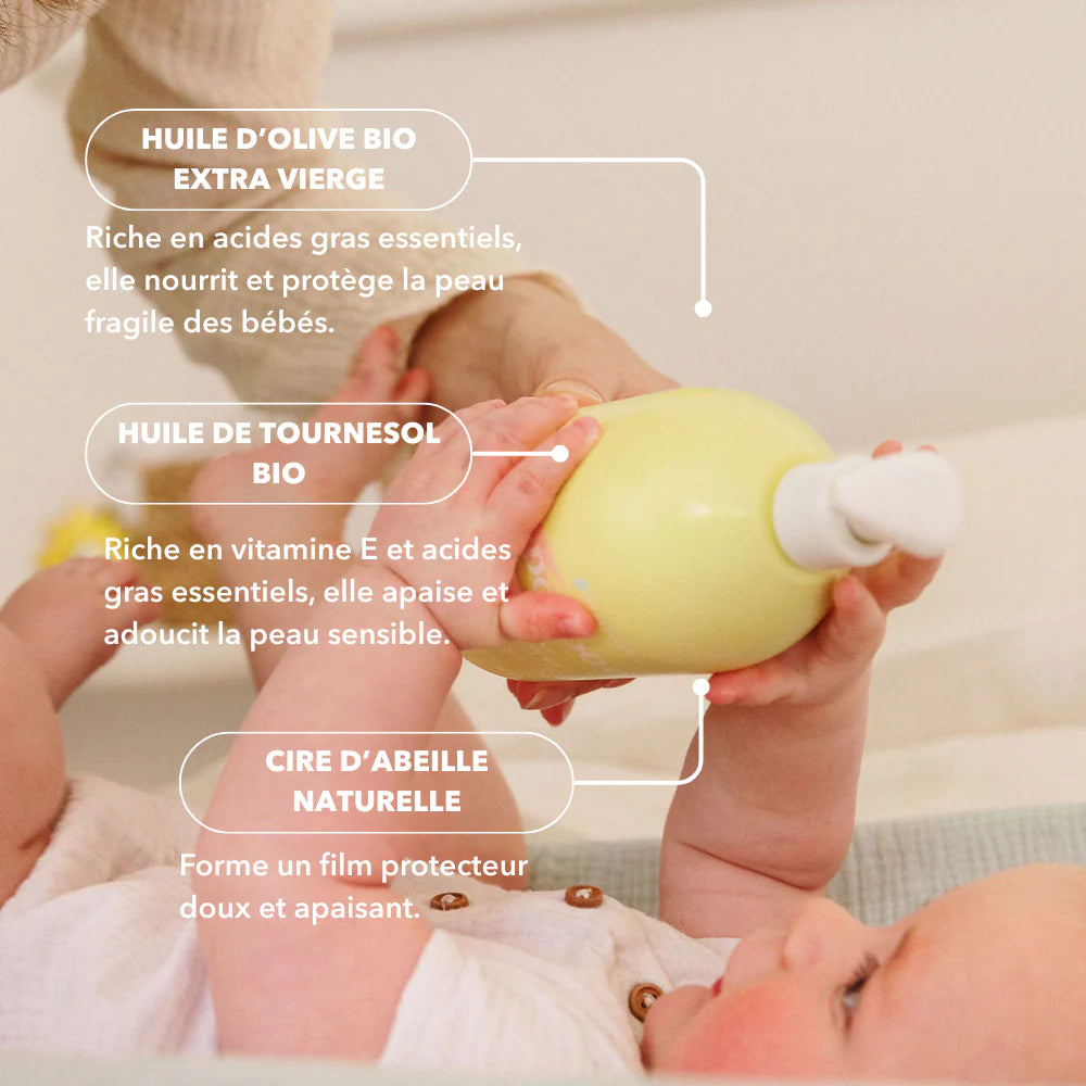 Maman appliquant le Liniment Oléo-Calcaire Monjour sur son bébé pendant le change