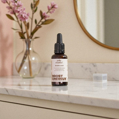 Flacon Mama Hair avec pipette doseuse, cure cheveux compatible grossesse et allaitement, prise facile au goût fruits rouges.