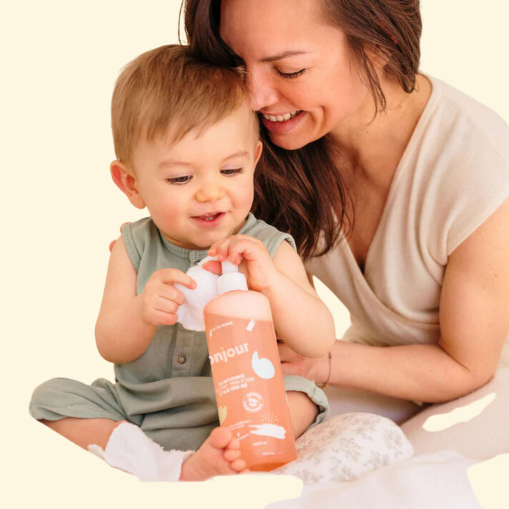 Une maman et son bébé utilisent l'eau nettoyante Monjour, idéale pour les soins quotidiens et la peau sensible des bébés.