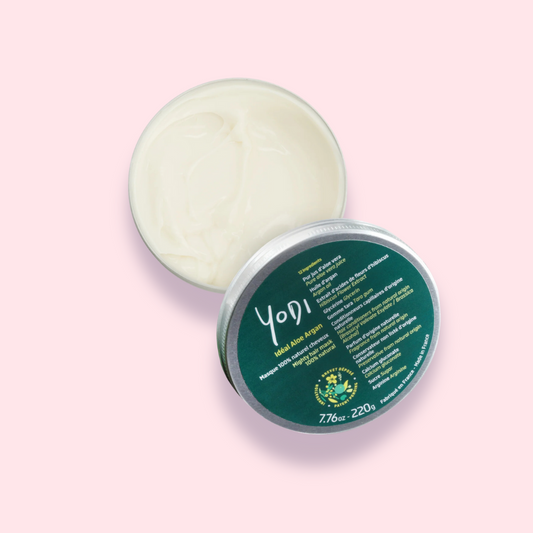 Pot ouvert de masque capillaire Yodi Aloe Argan sur fond rose, mettant en valeur sa texture crémeuse et naturelle.