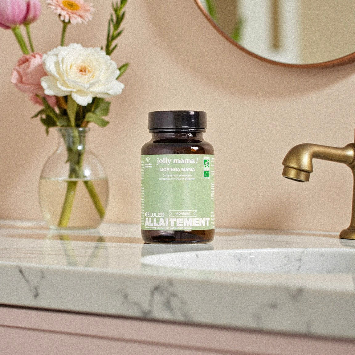 Moringa Mama posé près d’un tire-lait; complément bio moringa + shatavari pour aider à maintenir un bon flux de lait.

