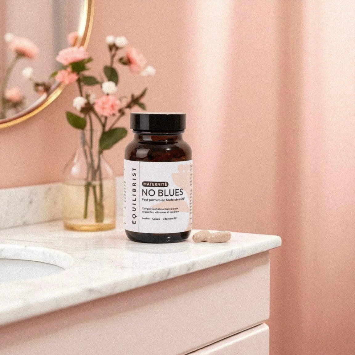 Pot du complément alimentaire No Blues sur une table marbrée, conçu pour réduire la fatigue, le stress et soutenir le moral des mamans en post-partum.