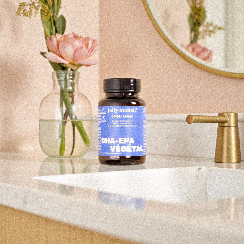 Jeune maman allaitant son bébé; apport en DHA/EPA oméga‑3 vegan pendant l’allaitement.
