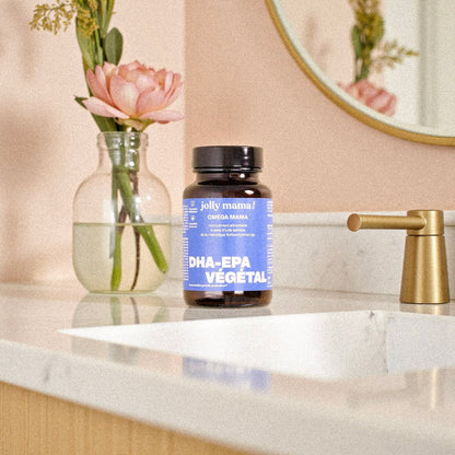 Jeune maman allaitant son bébé; apport en DHA/EPA oméga‑3 vegan pendant l’allaitement.

