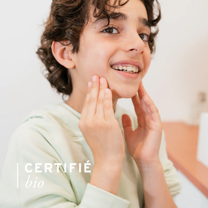 Application crème visage ado Joone, soin hydratant bio pour peau douce