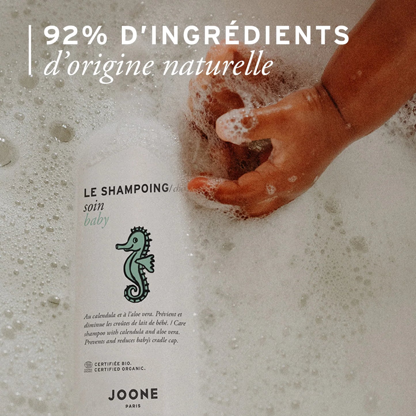 Shampoing soin Joone dans une mousse de bain, composé à 92 % d’ingrédients naturels.